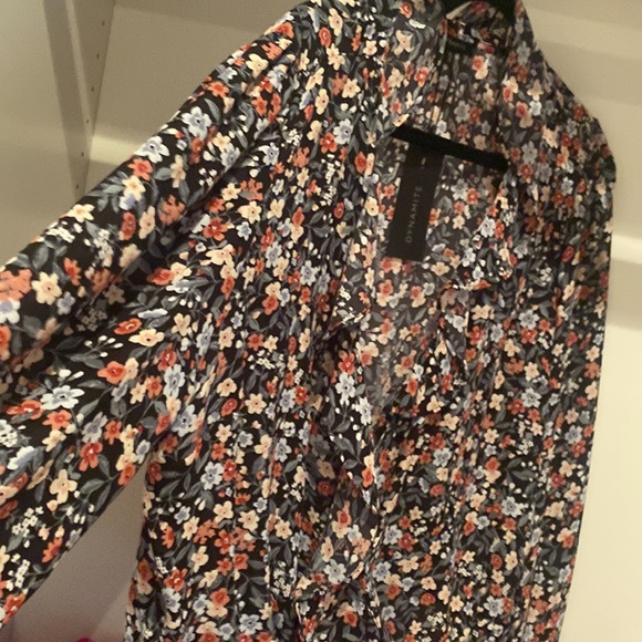 2/10$ Dynamite floral blouse - Picture 2 of 4